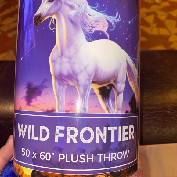 Unicorn blanket/throw,NWT,original packaging,beautiful unicorn design. - Picture 9 of 12